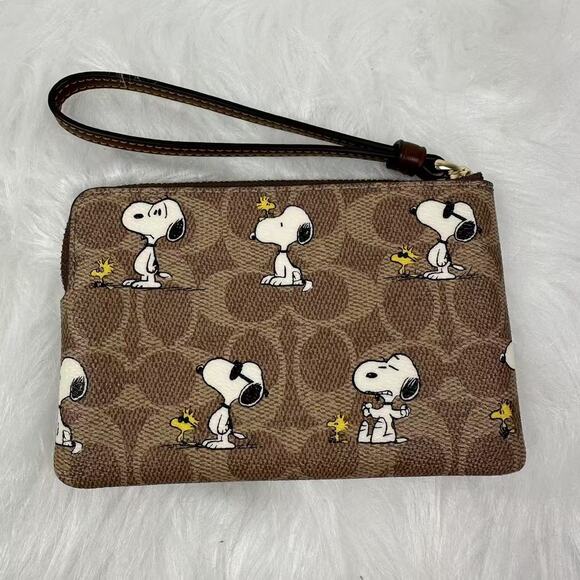 Coach X Peanuts Corner Zip Wristlet In Signature Canvas With Snoopy NWT CBS82 - Picture 3 of 7